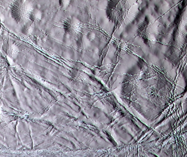 Zăpezile de pe Enceladus. Toată suprafața este acoperită de un strat gros de zăpadă foarte fină. Foto:  NASA/JPL/ Dr. Paul Schenk 