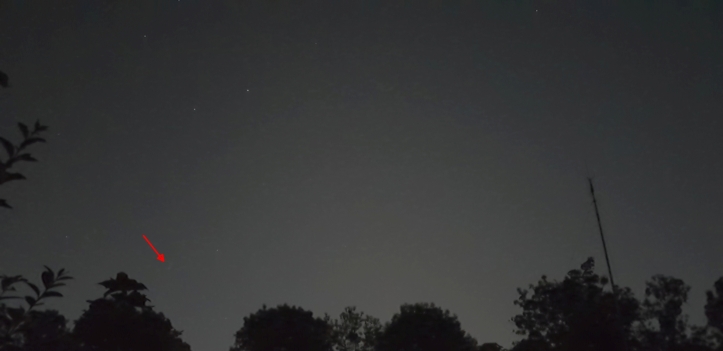 Cometa în seara de 20 iulie 2020. Fotografie făcută cu telefonul, cu 0,5 secunde timp de expunere